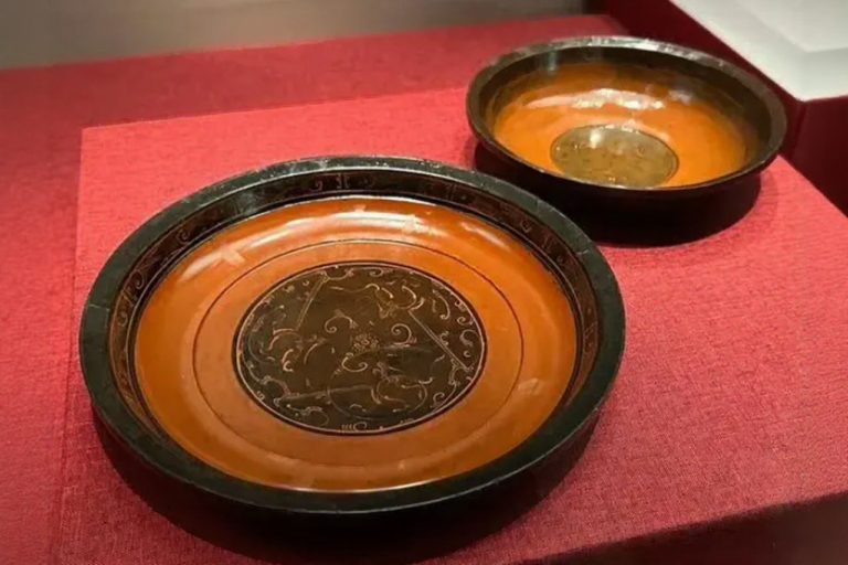 A lacquer plate with dragon pattern unearthed from the tomb of Marquis Haihun of the Western Han Dynasty