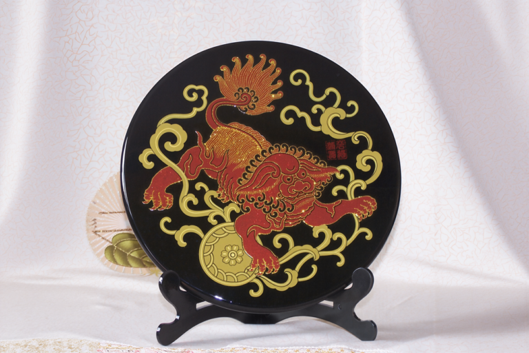 Lacquerware round plate with gilded lion pattern